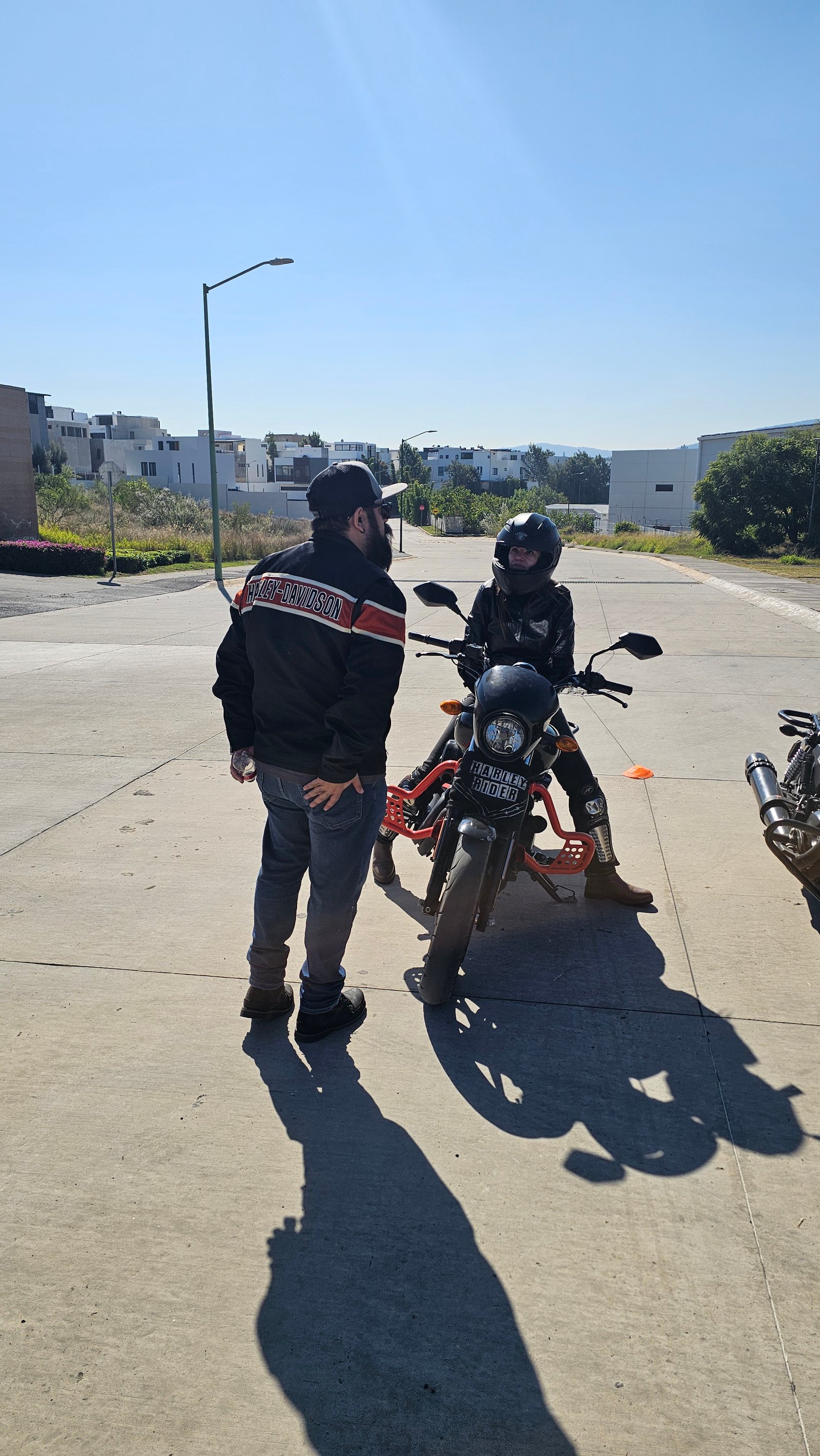 Instructor guiando a alumno durante práctica de motocicleta