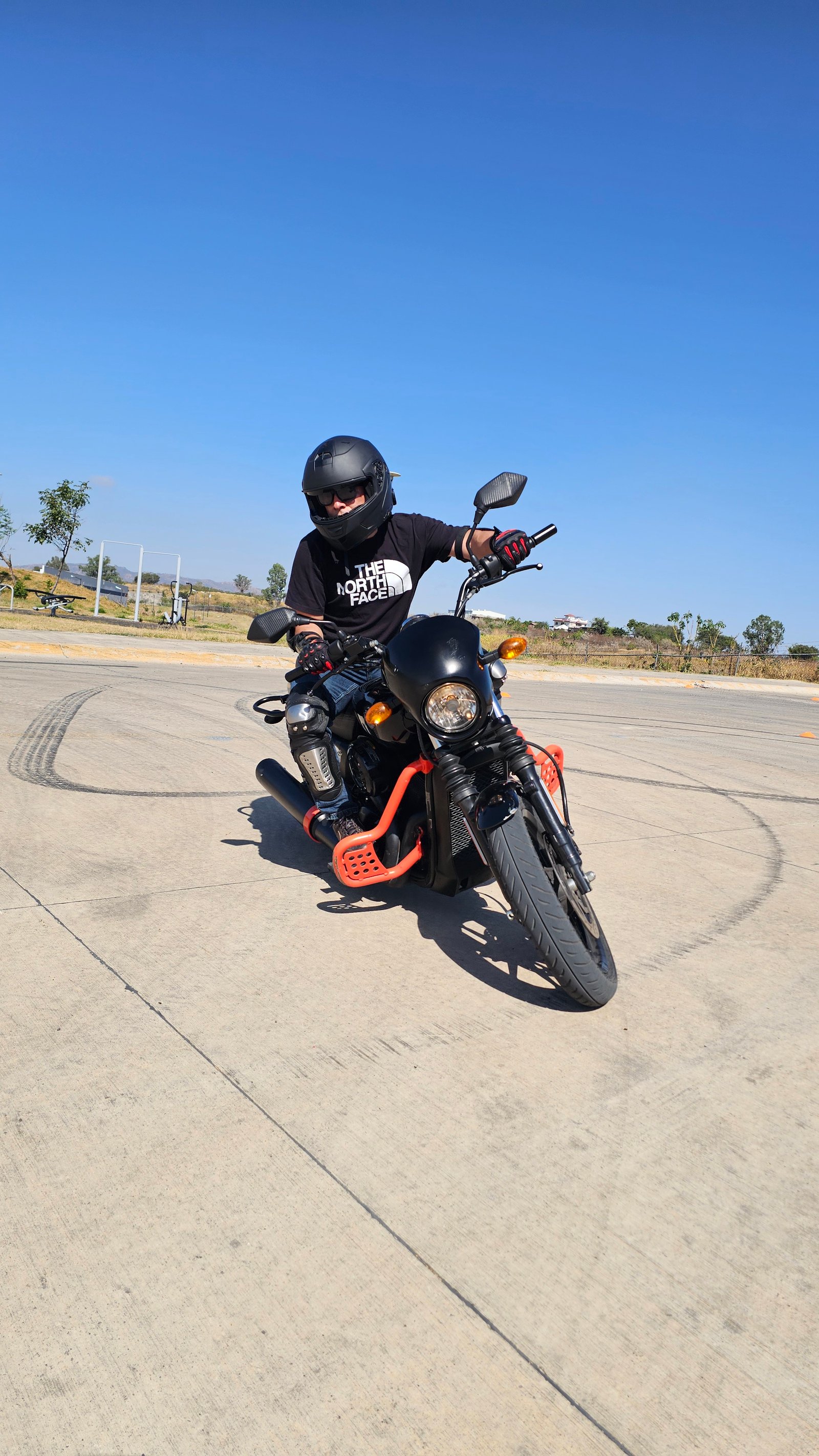 Alumno practicando control de motocicleta en circuito cerrado