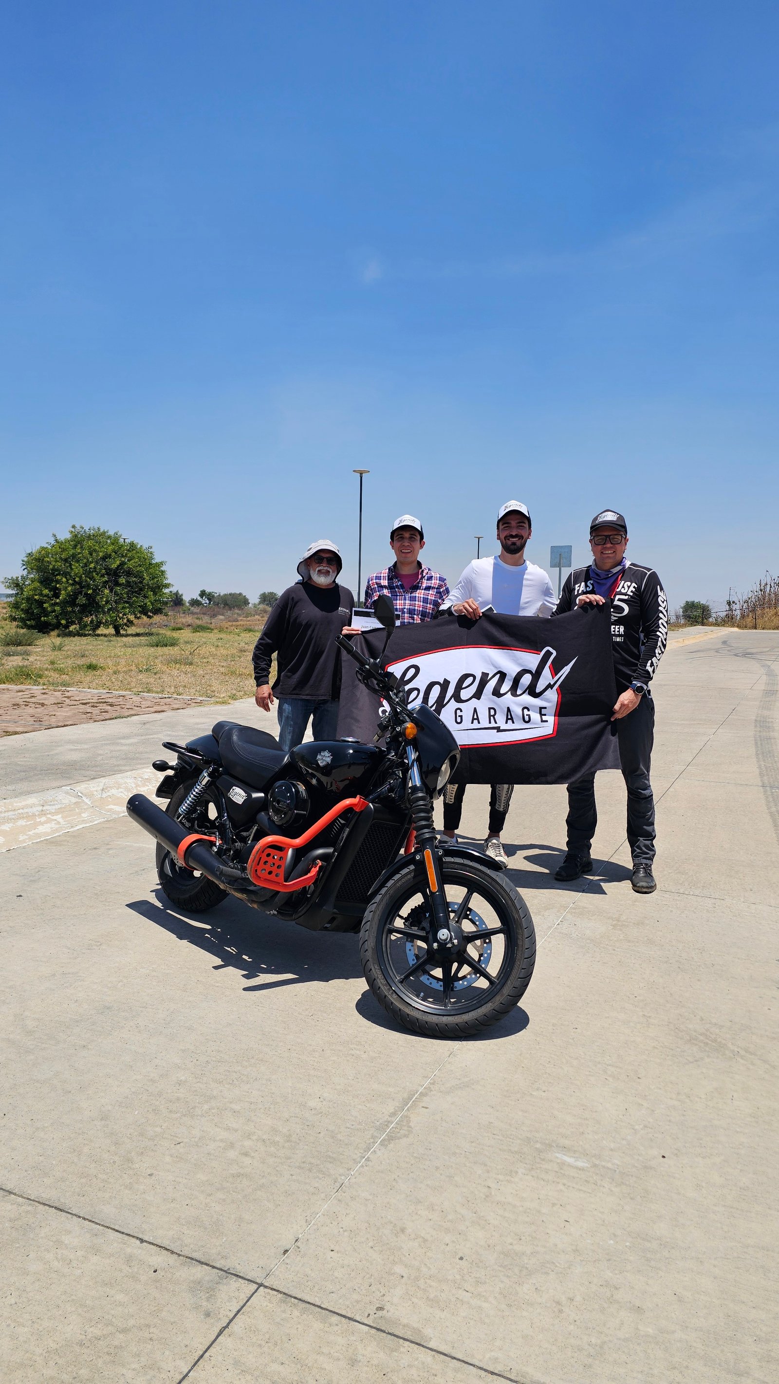 Alumnos y equipo de Legend Garage después del curso