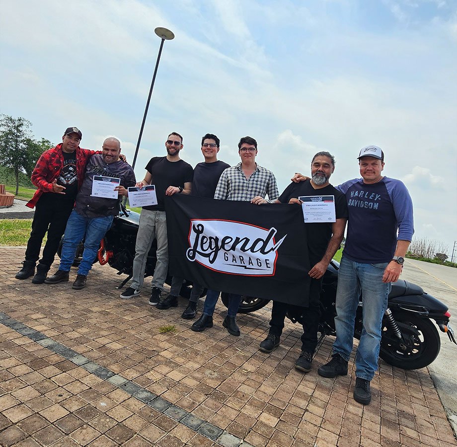 Grupo de alumnos con constancias al terminar curso de motocicleta
