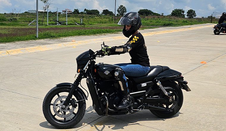 Instructor guiando a alumno durante práctica de motocicleta